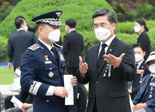 서욱(오른쪽) 국방부 장관과 원인철 합참의장이 6월 6일 서울 동작구 국립서울현충원에서 열린 제66회 현충일 추념식에 참석해 대화하고 있다. 청와대사진기자단