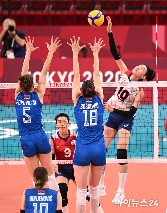 한국 김연경이 2일 일본 도쿄 아리아케 아레나에서 열린 '2020 도쿄올림픽' 여자배구 예선 A조 세르비아와 대한민국의 경기에서 스파이크를 하고 있다.