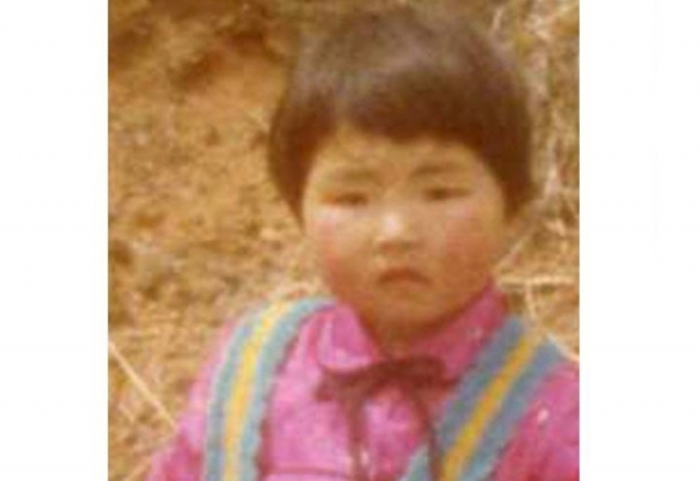 정지영씨(44·당시 만 3세)는 지난 1980년 3월 30일 서울 중구 신당동 자택 앞에서 실종됐다. 양쪽 새끼손가락이 굽고 왼쪽 눈썹과 눈 사이에 실밥 흉터가 있다. 실종아동찾기협회 제공