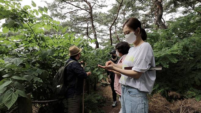 Feminist movement town Jang Yun-jeong goes on a five-sensory healing trip.In JTBC Where I Return to Me - Feminist Movement Town, which is broadcasted on August 3, Jang Yun-jeong escapes from busy daily life and sends a special Haru in nature.On this day, Jang Yun-jeong predicted a special healing day, saying that Haru did not have a day to relax because he usually worked and childcare.On this day, Jang Yun-jeong was curious about the place where he visited for rest, but he was asked about Seoul Namsan.Baro Seoul participated in a healing program to experience forest healing in the city center.An exhilarating Jang Yun-jeong walked on a walkway enjoying the sunshine and the wind, and a hidden unopened area in Namsan was revealed that only program participants could go.The cast, who watched the VCR video in the studio, responded explosively, saying that they did not even dream of having such a place in Namsan.When the program started, Jang Yun-jeong enjoyed nature properly.He ate the Audie on the tree and pressed his foot with a pine cone, and laughed at the nature more than anyone else.Jang Yun-jeong and the other participants took a nap in the middle of the forest, and soon they lay down on the plain with the scent of brush and enjoyed the sweet time of meditation.After nap time, Jang Yun-jeong naturally started talking to other participants, saying, When you sleep with Husband, the temperature is right?The temperature of sleeping with Husband Do Kyoung-wan is not right, I am cold, but Husband is said to be hot, he said.Another participant, who is a senior married person, laughed at the surprise solution. The reality advice of the marriage senior who embarrassed Jang Yun-jeong is also revealed on this broadcast.