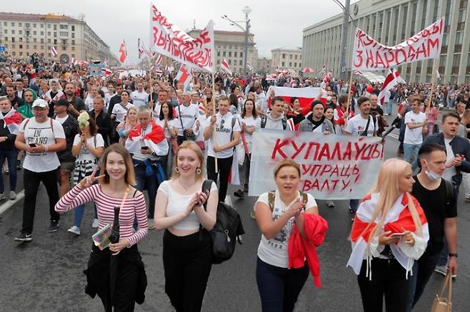 벨라루스 루카셴코 대통령 퇴진을 요구하는 현지 시민들이 지난해 8월 민스크 시내 독립광장에 모여 대선 불복 시위를 벌이고 있다. 연합뉴스