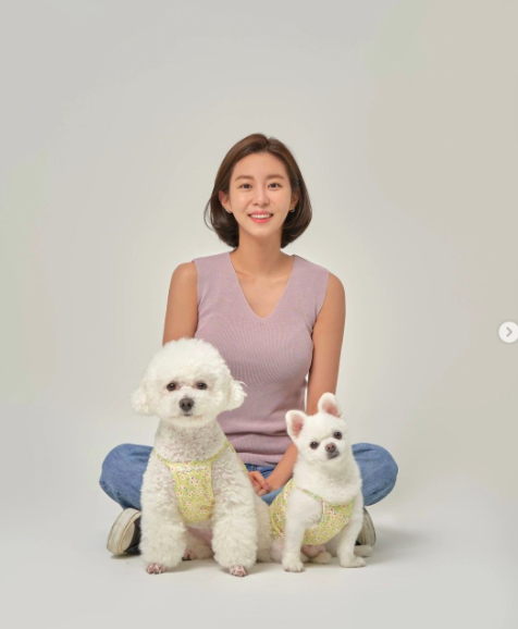 Singer and Actor Uee took a picture of a pretty picture with Pets.Uee posted a picture on his instagram on the afternoon of the afternoon with an article entitled Thank you for your fun photo work with your children.The photo shows Uee smiling brightly with two Pets, and Uee, wearing a slender little face and a one-colored look, attracts attention.Pets are also looking at the camera, so a picture that looks happy is completed.Uee appears in the entertainment show Spicey Girls.Uee SNS