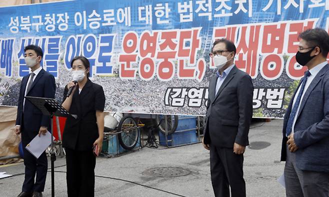 김학성 전 한국헌법학회장, 강연재 변호사 등 사랑제일교회 변호인단이 지난달 29일 서울 성북구 사랑제일교회 앞에서 이승로 성북구청장에 대한 법적조치 기자회견을 하고 있다. 뉴시스