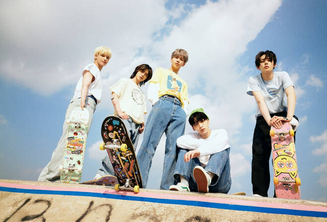 TOMORROW X Twogether posted a concept photo FIGHT version of Regular 2nd album repackaged album Chaos: FIGHT OR ESCAPE on the official SNS on the 2nd (Korea time).The five members in the picture stand at risk on a high rooftop with blue sky with a variety of stickers holding a Orange Is the New Black skateboard.TXT, which means team name, FIGHT, escape, song name No Rules, and various design stickers and colorful jewel stickers are used to attract attention.TOMORROW X Twogether is a kind of extreme sport, a skateboard that emits free-flowing energy.Skateboarding is a sport that reflects the spirit of challenge. The five members expressed Boys inner heart full of urge to fight against World, feeling alive through skateboarding, a thrilling and thrilling sport.TOMORROW X Twogether previously unveiled its D-day teaser and concept teaser, which gave former World Moa (MOA) a delight.They stimulated fans curiosity with keywords such as LO$ER (loser), LOER (lovers), and trendy content that reflects Z-generation (Gen Z) tastes such as board customization of the New Black and the use of emoji.