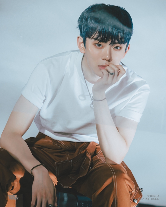 Verivery will be on the official SNS channel at 0:00 on the 2nd, LOCK ver. and SINK ver.Two versions of Kang Min personal official photo were released and the intense transform was announced.Kang Min, who has been called Ending Fairy by radiating unique visuals and talents on stage, succeeded in perfect transforming with rough masculinity through his new album SERIES O [ROUND 2:HOLE].Especially the deep and mysterious eyes, as well as the fatal force that completely removed the youngest tee, completely fascinated the viewers.Kang Min, who became the first runner of personal official photo, caught the attention because he expressed the world view and concept that his new album SERIES O [ROUND 2: HOLE] wants to convey in a charismatic atmosphere.Verivery, who has raised fans expectations by releasing a tense Cumming Soon teaser earlier, is focusing attention on the album SERIES O [ROUND 2:HOLE] with its official photo by member, foreshadowing the meaningful and unique concept and world view.Verivery, who discovered the dark inner space of each person through his second single album SERIES O [ROUND 1: HALL] released in March and conveyed a message about how to utilize this darkness, is focusing attention on what message will be put on the new album, the second O series.On the other hand, Verivery, who has been preparing for a full-fledged comeback by releasing a mysterious Cumming Soon teaser, will show another charm on August 23rd through his sixth mini album SERIES O [ROUND 2:HOLE].Photo: Jellyfish