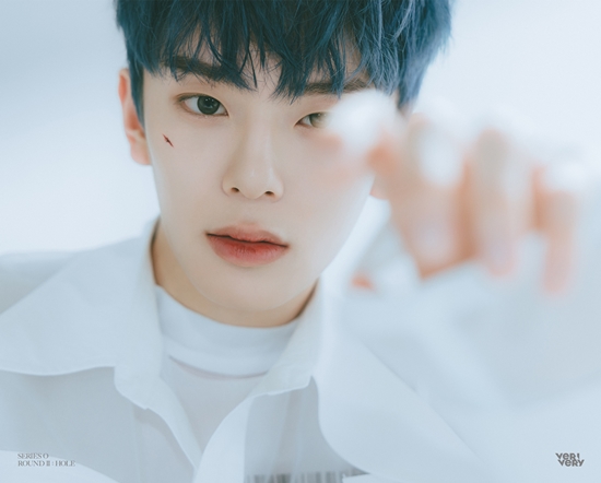 Verivery will be on the official SNS channel at 0:00 on the 2nd, LOCK ver. and SINK ver.Two versions of Kang Min personal official photo were released and the intense transform was announced.Kang Min, who has been called Ending Fairy by radiating unique visuals and talents on stage, succeeded in perfect transforming with rough masculinity through his new album SERIES O [ROUND 2:HOLE].Especially the deep and mysterious eyes, as well as the fatal force that completely removed the youngest tee, completely fascinated the viewers.Kang Min, who became the first runner of personal official photo, caught the attention because he expressed the world view and concept that his new album SERIES O [ROUND 2: HOLE] wants to convey in a charismatic atmosphere.Verivery, who has raised fans expectations by releasing a tense Cumming Soon teaser earlier, is focusing attention on the album SERIES O [ROUND 2:HOLE] with its official photo by member, foreshadowing the meaningful and unique concept and world view.Verivery, who discovered the dark inner space of each person through his second single album SERIES O [ROUND 1: HALL] released in March and conveyed a message about how to utilize this darkness, is focusing attention on what message will be put on the new album, the second O series.On the other hand, Verivery, who has been preparing for a full-fledged comeback by releasing a mysterious Cumming Soon teaser, will show another charm on August 23rd through his sixth mini album SERIES O [ROUND 2:HOLE].Photo: Jellyfish