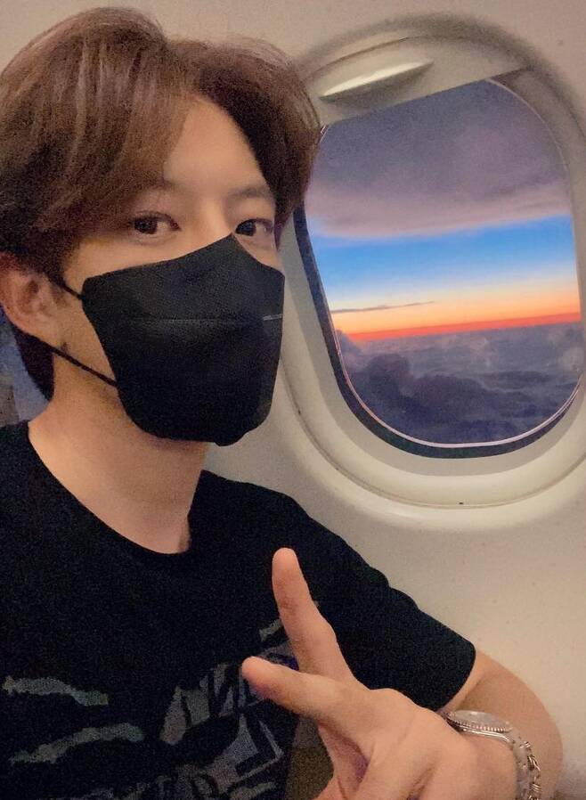 Seven posted a picture on his Instagram on the 1st with an article entitled # Sky is pretty.In the open photo, Seven is moving somewhere on Planes; Seven poses V with Mask in the Planes.Seven, who takes a selfie with a glow, attracts attention.Meanwhile, Seven has been in public relationship with actor Lee Da-hae since 2016.Photo: Seven Instagram