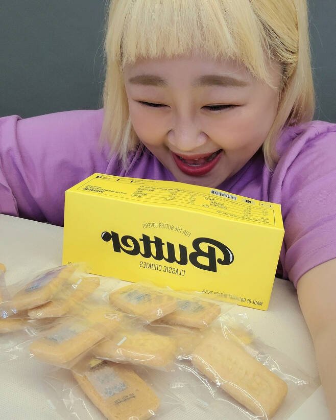 Gagwoman Hong Yoon Hwa has certified as a BTS fanHong Yoon Hwa posted a picture on his instagram on the 3rd, saying, Bulletproof Butter cookie. Borahae.Inside the picture is a daily picture of Hong Yoon Hwa; Hong Yoon Hwa, who is smiling brightly.The reason was because of the butter cookie with the BTS new song title BUTTER logo.The happy appearance of Hong Yoon Hwa, who is making a bright face with a bulletproof butter cookie spread out in front of him, made the viewers smile.In June, Hong Yoon Hwa said, I am so happy, BTS sticker, I am so excited. He posted a picture of BTS members holding a sticker and smiling brightly.Meanwhile, Hong Yoon Hwa married comedian Kim Min-ki in 2018 after a nine-year devotion.The two are appearing on JTBCs entertainment I can not be No. 1 and are also running YouTube channels together.