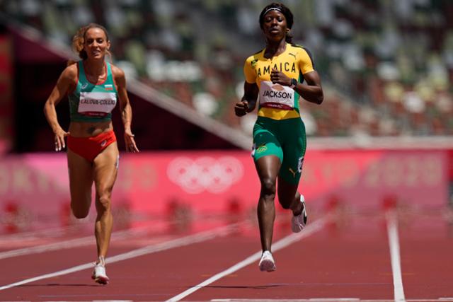 자메이카의 셰리카 잭슨이 2일 일본 도쿄 올림픽 스타디움엥서 열린 여자 200m 준결선에서 결승선 통과 직전 속도를 줄이고 있다. 도쿄=AP 연합뉴스