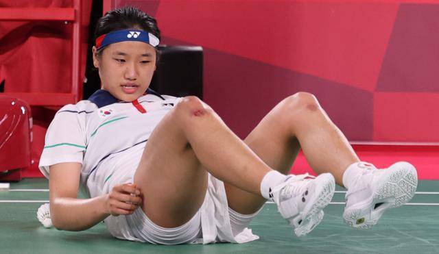 30일 일본 무사시노노모리 종합 스포츠플라자에서 열린 도쿄올림픽 배드민턴 여자 단식 8강 한국 안세영-중국 천위페이. 경기 중 넘어진 안세영의 무릎이 까져있다. 도쿄=연합뉴스