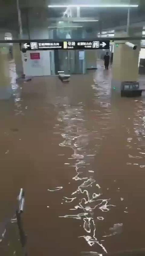 물에 잠긴 정저우 지하철역 (출처: 바이두)