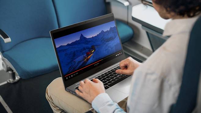SK브로드밴드 모델이 집 안 서재에서 지난달 28일 출시된 ‘B tv air’를 이용하고 있다(위 사진). 열차에서 4세대 이동통신(LTE)으로 연결해 ‘삼성 갤럭시 북 GO’를 이용하는 모습. SK브로드밴드·삼성전자 제공