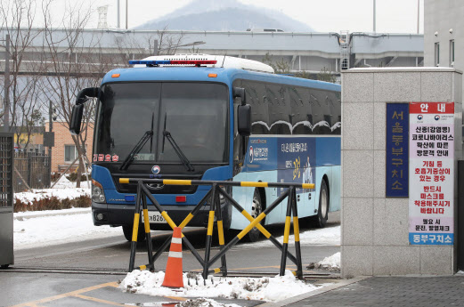 지난 1월 서울 송파구 동부구치소에서 호송 버스가 빠져나가고 있다.(사진=연합뉴스)