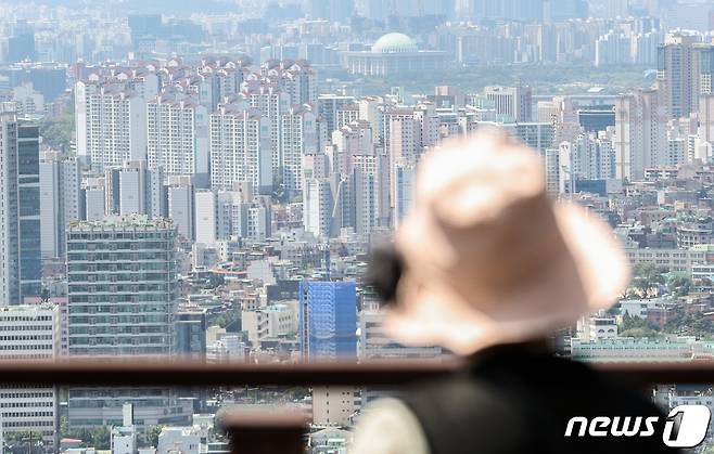 서울 남산에서 바라본 도심 아파트 모습./뉴스1 © News1 성동훈 기자