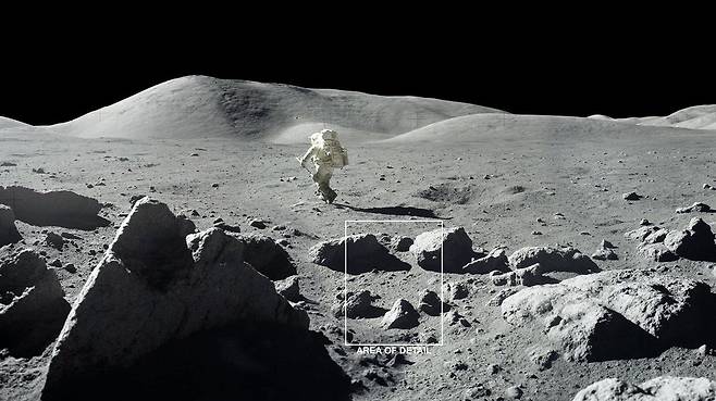 1972년 아폴로 17호 우주인들이 쵤영한 달 표면. 암석이 만든 그늘진 곳은 영하 210도까지 온도가 내려가 얼음이 유지될 수 있는 것으로 밝혀졌다./NASA