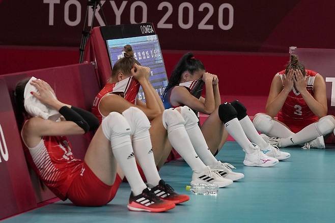 4일 도쿄올림픽 여자배구 8강전에서 패한 터키 선수들이 눈물 흘리고 있다. /AP 연합뉴스