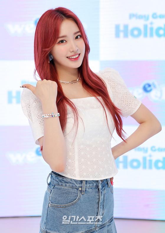 Girl group Weekly hosted an online showcase commemorating the release of the mini-fourth album, Play Game: Holiday on the afternoon of the 4th.Weekly (Lee Su-jin, Monday, Jihan, Shin Ji-yoon, Park So-eun, Gioachino Rossini, Lee Jae-hee) member Gioachino Rossini poses in photo time.