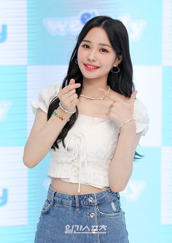 Girl group Weekly hosted an online showcase commemorating the release of the mini-fourth album, Play Game: Holiday on the afternoon of the 4th.Weekly (Lee Soo-jin, Monday, Cihan Ünal, Shin Ji-yoon, Park So-eun, Joa, Lee Jae-hee) member Cihan Ünal poses in photo time.