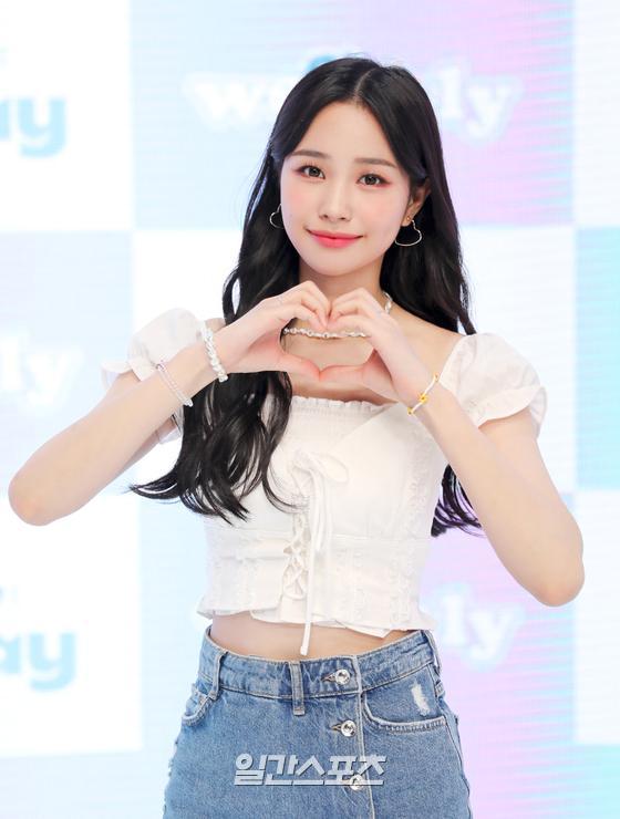Girl group Weekly hosted a showcase online to celebrate the release of the mini-fourth album, Play Game: Holiday on the afternoon of the 4th.Weekly (Lee Soo-jin, Monday, Cihan Ünal, Shin Ji-yoon, Park So-eun, Joa, Lee Jae-hee) member Cihan Ünal poses in photo time.