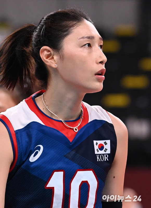 4일 오전 일본 도쿄 아리아케 아레나에서 2020 도쿄올림픽 여자 배구 8강 대한민국 대 터키의 경기가 펼쳐졌다. 한국 김연경이 경기에 집중하고 있다.