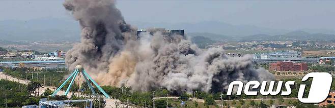 (평양 노동신문=뉴스1) = 북한 노동당 기관지 노동신문은 17일 2면에 개성의 남북 공동연락사무소 폭파 현장을 공개했다.