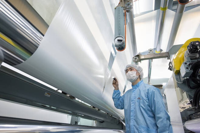 SK아이이테크놀로지 직원이 충청북도 증평 리튬이온배터리 공장에서 분리막 제품을 살펴보고 있다./사진제공=SKIET