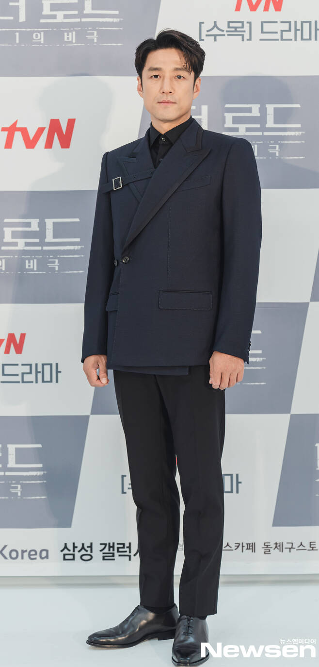 TVNs new Wednesday-Thursday Evening drama The Road: The Tragedy of 1 Online production presentation was held on August 4Ji Jin-hee responded to the photo pose on the day.Kim No-wons actors Ji Jin-hee, Yoon Se-a and Kim Hye-eun attended the production presentationPhotos
