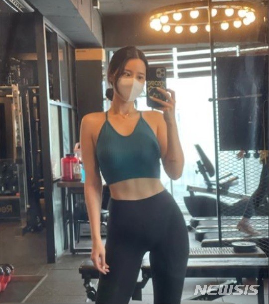 On the 4th, Johyun told his account story on his instagram, I will burn it and make it a healthy body without super real.I believe in Sam. In the photo, Johyun is wearing a bra top sportswear at a fitness center and taking a full-length selfie.On the other hand, Johyun recently appeared in the web drama School Gimme - The Child Who Do not Come and the movie Physical.