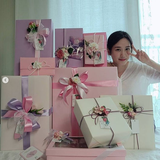 Pretty...Cleanness itselfActor Park Eun-bin cute Gift Celebratory photoleft behind.Park Eun-bin told his SNS on the 4th, The love of the members is really #Crescendo...?I am sincerely grateful to all the members who still love me, or even more. Park Eun-bin is smiling brightly next to a number of Gift packages, with Park Eun-bins innocent beauty catching her eye.Park Eun-bin was greatly loved for his role as a songstress in SBS Drama Like Brahms last October.Park Eun-bin shoots KBS 2TV Drama Homefe