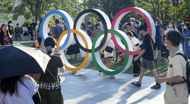 도쿄 올림픽 스타디움 밖의 오륜 조형물에 모여든 시민들. /AP연합뉴스