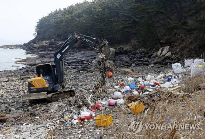 태안 해변에 떠밀려온 해양쓰레기 지난 3월 태안 해변에서 진행된 쓰레기 수거 작업 [연합뉴스 자료사진]