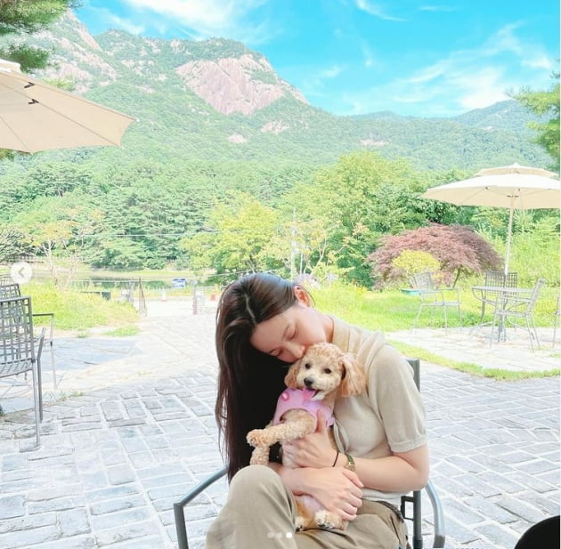 Actor Oh Yeon-seo told her daily life with Pet.Oh Yeon-seo posted a photo on her Instagram with a smile emoji on Monday.Oh Yeon-seo with Pet in the public photo was included.On the other hand, Oh Yeon-seo is looking for his next film after the Crazy X of this area, which was released on Kakao TV in May.Photo: Oh Yeon-seo SNS