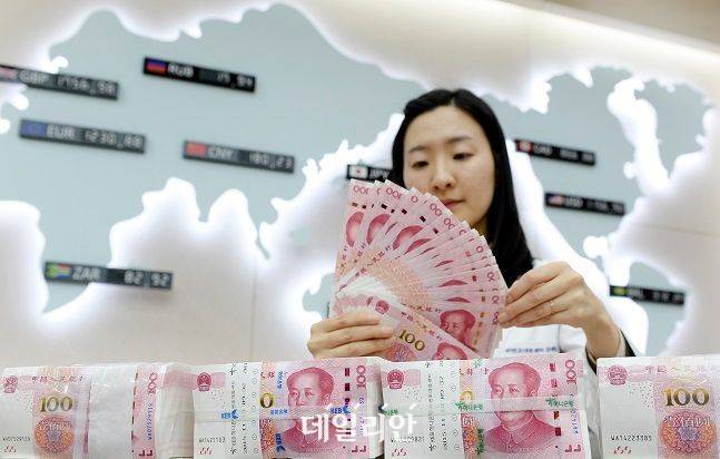 중국 위안화는 지난 2015년 미국 달러화와 EU 유로, 영국 파운드, 일본 엔화에 이어 5번째로 국제 기축통화 지위를 획득했다. ⓒ뉴시스