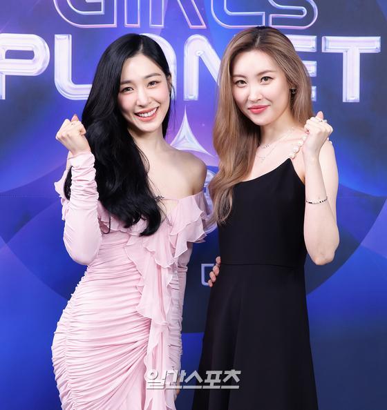 Singer Tiffany Young and Sunmi are posing for the Mnet new idol audition program Girls Planet 999 production presentation, which was broadcast live on the morning of the 5th.Girls Planet 999 is a program that draws 99 participants from three countries, Korea, China and Japan, competing to be selected as project Girls group members. Actors Yeo Jin-gu is the Planet, and Singer Sunmi and Tiffany Young are active as K Pop The Master to help participants.