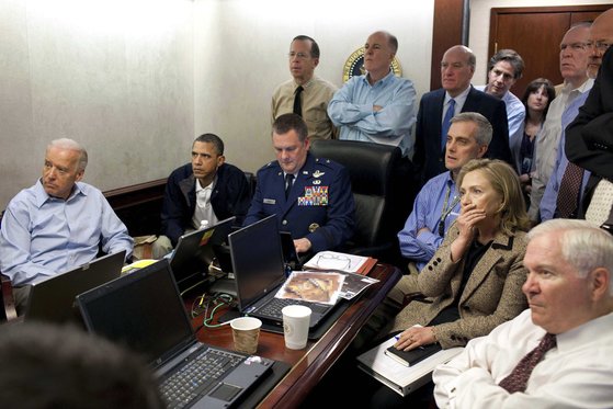 2011년 5월 1일 빈 라덴 사살 현장을 지켜보는 백악관 상황실. 조 바이든(맨 왼쪽) 현 대통령과 그 바로 옆 버락 오바마 당시 대통령 등이 보인다. AP=연합뉴스