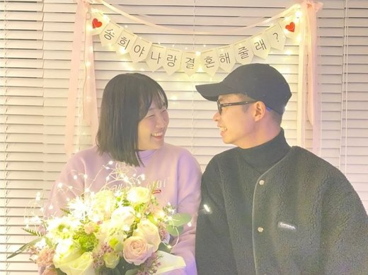 The news of the marriage of comedian Ahn Jin-ho and Han Song-hee was announced late.Ahn Jin-ho and Han Song-hee are releasing their couples daily life through YouTube channel Gino Songi.They revealed that they had signed a marriage report in March and made a marriage.Meanwhile, Ahn Jin-ho made his debut as a comedian in SBS 11 in 2009 and worked on SBS Uttsamsa. Han Song-hee made his debut as a comedian in SBS 16 in 2016.