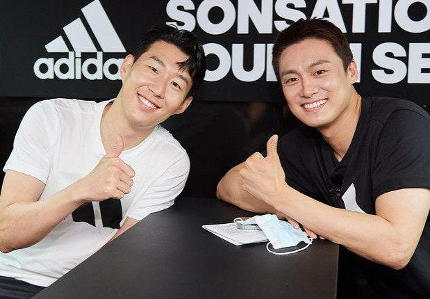 Broadcaster Oh Sang-jin has released a photo with footballer Son Heung-minnn.Oh Sang-jin posted a picture on his instagram on August 5 with an article entitled Sonsational tour in Seoul, which is late, cheers the promotion of Heungmin in the new season that will soon open.In the public photos, Oh Sang-jin and Son Heung-minnn have friendly and friendly photos.The two people look at each other and show a thumb-up couple pose, and they are attracted to the way they drink tea and share serious stories.Son Heung-minn recently held a fan meeting for small-scale winners among customers who purchased products from a brand online site, and Oh Sang-jin took charge of the event.On the other hand, Oh Sang-jin was envious of boasting extraordinary connections, including posting photos taken with Son Heung-minnn on SNS in 2019.Oh Sang-jin is currently in charge of TVN STORY Free Doctor and youth TV OK People PLUS.