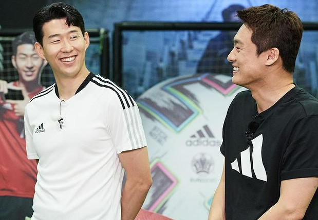 Broadcaster Oh Sang-jin has released a photo with footballer Son Heung-minnn.Oh Sang-jin posted a picture on his instagram on August 5 with an article entitled Sonsational tour in Seoul, which is late, cheers the promotion of Heungmin in the new season that will soon open.In the public photos, Oh Sang-jin and Son Heung-minnn have friendly and friendly photos.The two people look at each other and show a thumb-up couple pose, and they are attracted to the way they drink tea and share serious stories.Son Heung-minn recently held a fan meeting for small-scale winners among customers who purchased products from a brand online site, and Oh Sang-jin took charge of the event.On the other hand, Oh Sang-jin was envious of boasting extraordinary connections, including posting photos taken with Son Heung-minnn on SNS in 2019.Oh Sang-jin is currently in charge of TVN STORY Free Doctor and youth TV OK People PLUS.