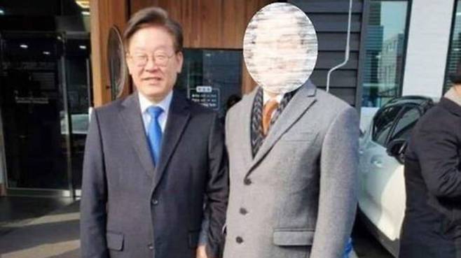 이재명 경기지사와 문흥식 전 회장으로 추정되는 남성의 사진 (사진=이낙연캠프 정운현 공보단장 페이스북 캡처, 연합뉴스)
