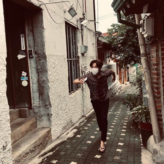 Jang Keun-suk posted a message on his instagram on the afternoon of the 5th, Run and two photos. I became a short distance expert.Its a run, he said, adding that he has released additional photos.Fans who encountered the photos responded in various ways, such as cute, funny and running away?On the other hand, Jang Keun-suk is constantly communicating with fans through SNS.