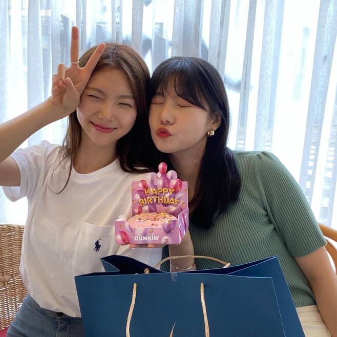 Iga told his Instagram on the afternoon of the 5th, Tonight at 10 oclock. Please support Hwajeong who entered the second round at KBS2 bird singer!and posted a picture.In the photo, Iga smiles, posing affectionately with Chu Hwa-jeong, and the attention of the viewers has been gathered by the friendship between the two people.Many netizens are continuing to support Chu Hwa-jung.Iga, who was born in 1994 and turns 27 years old, debuted to After School in 2012, and made headlines in 2018 when she appeared on Mnet Produce 48 (Châteauneuf-du-Pape48).However, even though he was selected as a debut group, he was damaged by the production teams voting manipulation.Iga, who moved to Actor after releasing his 2019 graduation song Ill Remember, is now cast on TVN Drama High Class as a Canadian-born HSC international school teacher Rachel Weisz Joe and is about to air.Photo: Iga Instagram