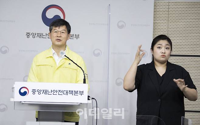 이기일(왼쪽) 중앙재난안전대책본부 제1통제관이 6일 정부세종청사에서 사회적 거리두기 연장결정과 관련한 설명을 하고 있다. (사진= 보건복지부)