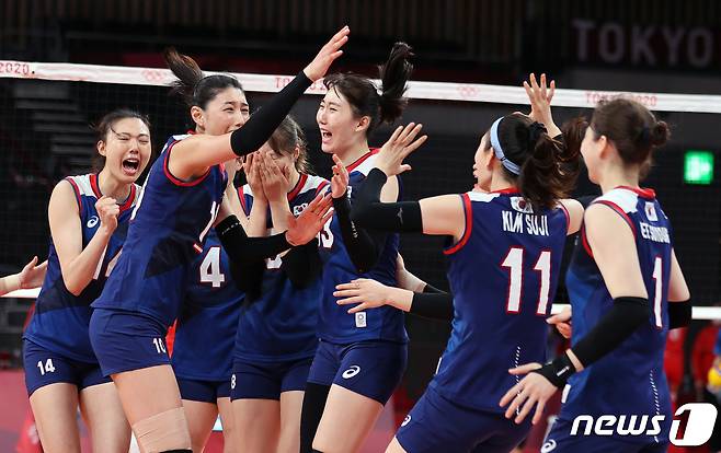 배구 김연경을 비롯한 선수들이 4일 오전 일본 도쿄 아리아케 아레나에서 열린 '2020 도쿄올림픽' 여자 배구 8강 대한민국과 터키의 경기에서 세트 스코어 3대2로 승리를 거둔 후 기뻐하고 있다. 2021.8.4/뉴스1 © News1 이재명 기자