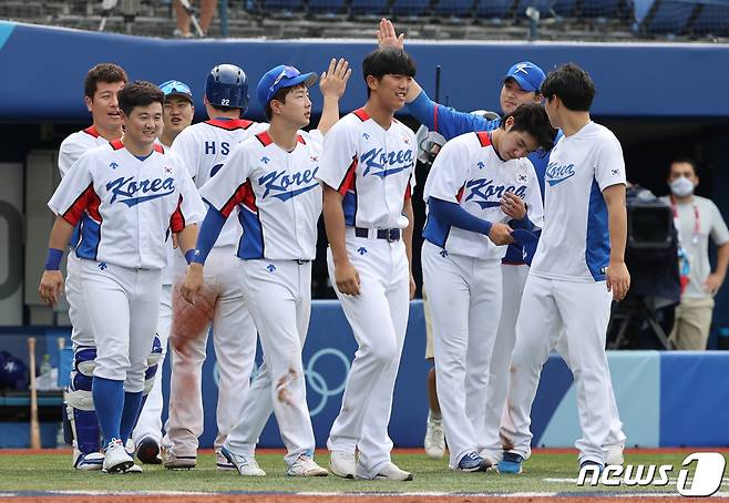 2일 오후 도쿄 가나가와현 요코하마스타디움에서 열린 야구 녹아웃 스테이지 2라운드 이스라엘전 7회말 콜드게임으로 승리해 기뻐하고 있 다. 이날 대한민국은 이스라을을 상대로 11대1 콜드게임으로 승리했다. 2021.8.2/뉴스1 © News1 송원영 기자