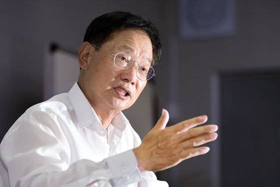 민주당 4선의원 출신인 오제세 전 의원이 5일 오후 충북 청주시 한 사무실에서 중앙일보와 인터뷰하고 있다.프리랜서 김성태