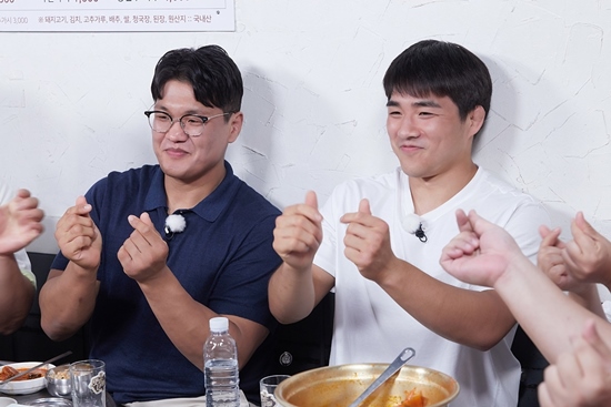 On the 6th, Channel IHQ entertainment program Delicious Guys released the Mukbang Steel with Cho Gu-ham and An Chang-rim with the Fat 3 (Yoo Min-sang, Kim Min-kyung, and Moon Se-yoon).In the photo, Cho Gu-ham and An Chang-rim are excited about the black Porco Rosso grilled & kimchi stew dinner.Two people who are showing off their charm with an attractive smile are said to have solved the behind-the-scenes story related to the support of 2020 Tokyo Olympic Games.Fat 3 and full-fledged Mukbang of national judo players also stimulate curiosity.Since 2015, the activities of Cho Gu-ham and An Chang-rim, who have been free from weight control for a while since the 2020 Tokyo Olympic Games and the fat 3 that have been around the country since 2015, will make viewers talk.In addition to this, Corona 19 is a back door that the surprise gift of the production team was delivered to the two players who presented comfort and impression with a valuable medal in the difficult situation.The production team of Delicious Guys said, Cho Gu-ham and An Chang-rim are members of the KH Group Philux Judo Group and have been able to cultivate their skills together.Thanks to the two Tikitaka chemistry, I was full of laughter throughout the recording.  I want you to expect Mukbang of the two players who have been free for a while in weight control due to their achievements in 2020 Tokyo Olympic Games. Meanwhile, Cho Gu-ham and An Chang-rim won 100kg silver and 73kg bronze medals in the 2020 Tokyo Olympic Games mens induction, respectively, and received national support.Cho Gu-ham, An Chang-rim will be broadcast on September 3 at 8 pm.Photo: IHQ