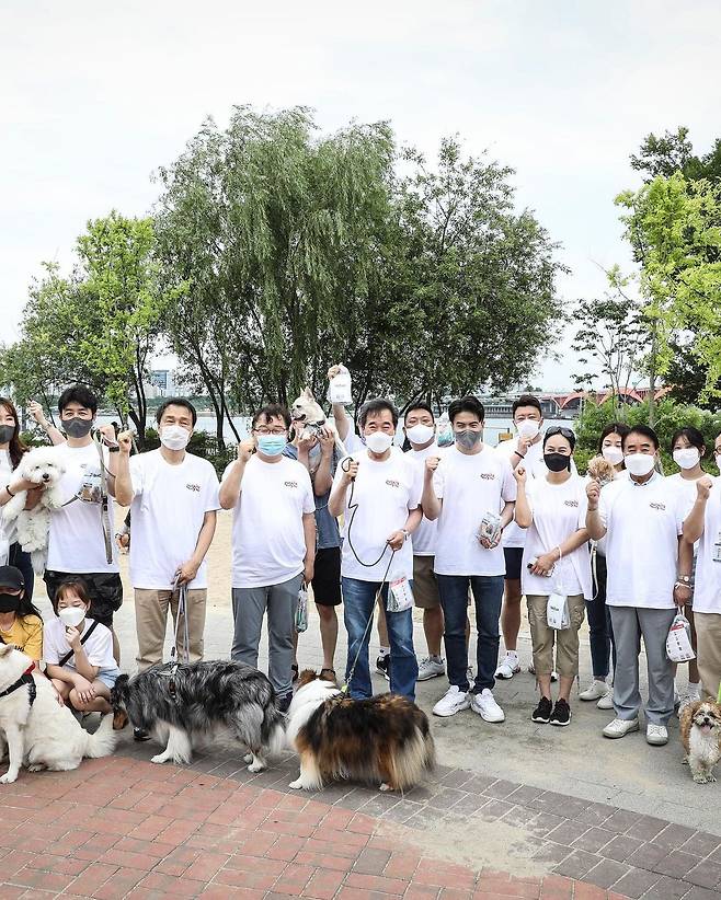 지난달 9일 서울 마포구 망원동 인근 한강공원에서 생활ESG행동, 대한수의사회와 함께 런댕이 산책 챌린지를 함께 한 이낙연 전 더불어민주당 대표 /이낙연 인스타그램