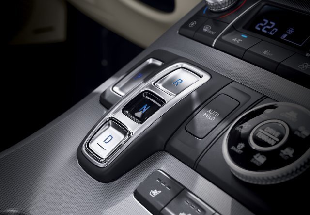 전자식 변속 버튼(SBW) 옆에 오토홀드 버튼을 배치한 현대자동차의 대형 SUV 팰리세이드. 현대차 제공