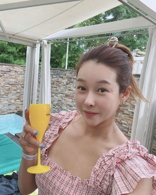 Broadcaster Hyun Young (real name Hyun Young and 45) unveiled his Weekend routine with Family.On the 7th Instagram, Its so hot ~ ~ ~ ~ Thanks to Husband, Im taking a break today. Careful Careful Weekend is on.Drink a lot of water today. Careful in the heat. Its a selfie photo of the children enjoying a water ride in the pool and of the Hyun Young, who is happily smiling with a yellow glass in hand.He looks like a pink sleeveless doctor. When asked where he is, Hyun Young informed him, Banyan Tree.Singer Chae Yeon (real name Lee Chae Yeon and 43) who saw the picture of Hyun Young commented, Its so good ~ ~.In 2012, Hyun Young married a four-year-old lover known as a financial worker and has one male and one female.Recently, we have unveiled our daily life as CEO of apparel business, which achieved 8 billion won in sales through entertainment.