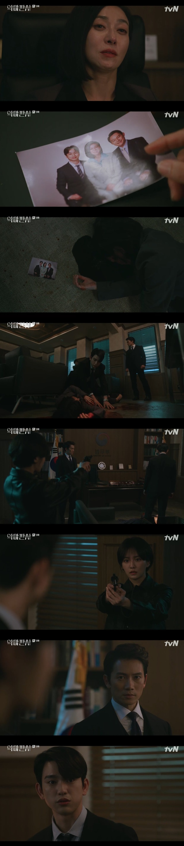Jinyoung surprised Park Gyoo-yeong with his search for files even after the death of Young-nam Jang.In the 11th episode of TVNs Saturday drama The Devil Judge, which aired on August 7, Cha Kyung-hee (Young-nam Jang) was killed.Jung Sun-ah (Kim Min-jung) was surprised to learn that Kang (Ji-sung) handed my data to Cha Kyung-hee (Young-nam Jang).Cha Kyung-hee told Jung Sun-ah that the only witness to his mothers death was Jung Sun-ah, so he could manipulate the opposite doctors opinion that Jung Sun-ahs mother was not drunk at the time.What Cha Kyung-hee wanted was to catch John and restore my sons honor.Jung Sun-ah threatened John with a razor and asked, Why did you do that? I was in trouble because of my story. And John said, I need you.I have to catch Cha Kyung-hee, but I want you to do it. Then he invited Jung Sun-ah to his home, and Jung Sun-ah was in his old memories at his house.He also called his nanny (Yoon Hye-hee) to take the position and took the Jung Sun-ah.The nanny was surprised to recognize her maid Jung Sun-ah in the past, and Jung Sun-ah was embarrassed.When Jung Sun-ah said, Are you playing with me now? he said, I think its fun to play with you. You suggested it first.Were going to the top of the world.Jung Sun-ah said, Its a joke, but I dont think Im going to hide it. Strange? Id like to be fooled. Just for a second.Meanwhile, Park Doo-man, a social responsibility foundation, approached Oh Jin-joo (played by Kim Jae-kyung), a trial judge, separately. Oh Jin-ju showed interest in the position that Judge John went through.Jung Sun-ah informed Cha Kyung-hee that Whistle Blower, who first reported the assault of son Lee Young-min (Moon Dong-hyuk), was a fake bought by Kang, and advised him to push him on live broadcasts without any time for Kang to respond.However, the Whistle Blower changed the words Cha Kyung Hee lied on the live broadcast, and Cha Kyung Hee was in a corner.Here, Kang fought back with Doyoungchun (played by Jung Eun-pyo), a multi-level fraudster that Cha Kyung-hee had taken away.Doyoungchun gave Cha Kyung-hee a large sum of money and said that another person was serving his time instead.For Cha Kyung-hee, who was so in a corner, John demanded corruption documents from the Social Responsibility Foundation people collected by Cha Kyung-hee.Cha Kyung-hee visited President Huh Jung-se (Baek Hyun-jin) and asked him to stop everything by going to Blackmail – Cinémix Par Chloé – to hand over the corruption document to John.However, Huh Jung-se confronted Cha Kyung-hees son Lee Young-min as a drug addict.When John and Jinyoung came to visit from a situation where they could not do this or that, Cha asked for time to smoke alone.